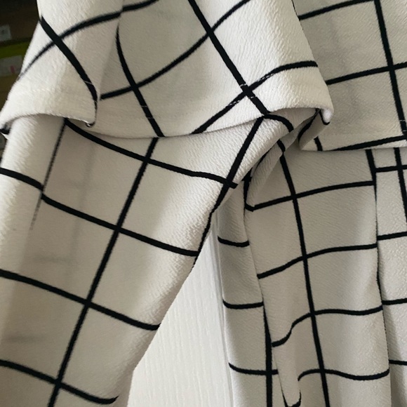 SHEIN - BLACK AND WHITE DRESS - Picture 4 of 11